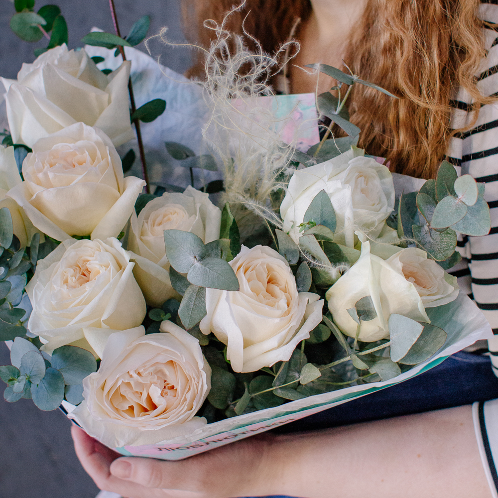 157. Ароматный нежный букет из светлых пионовидных роз