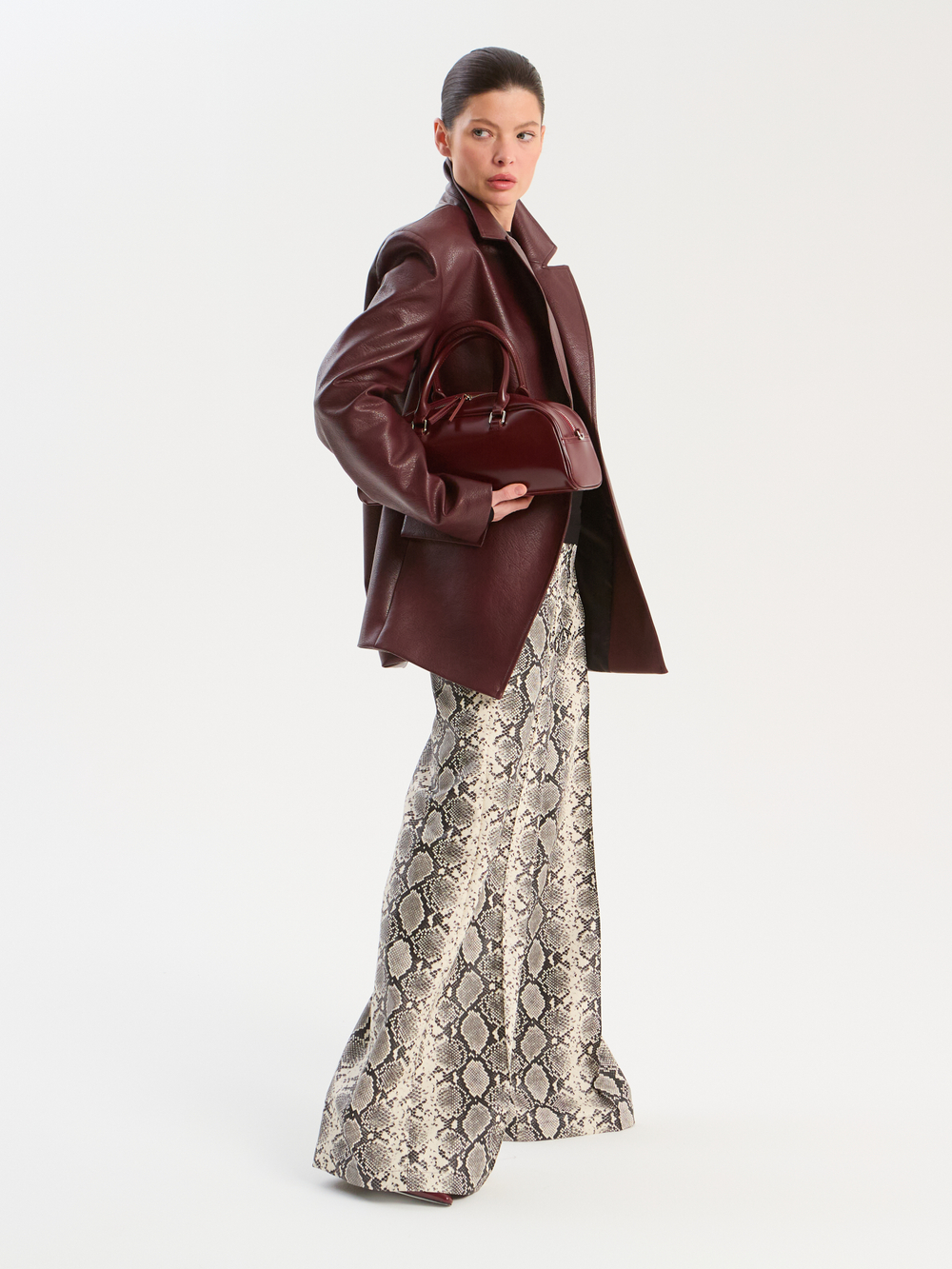 Брюки широкие в змеиновом принте из экокожи