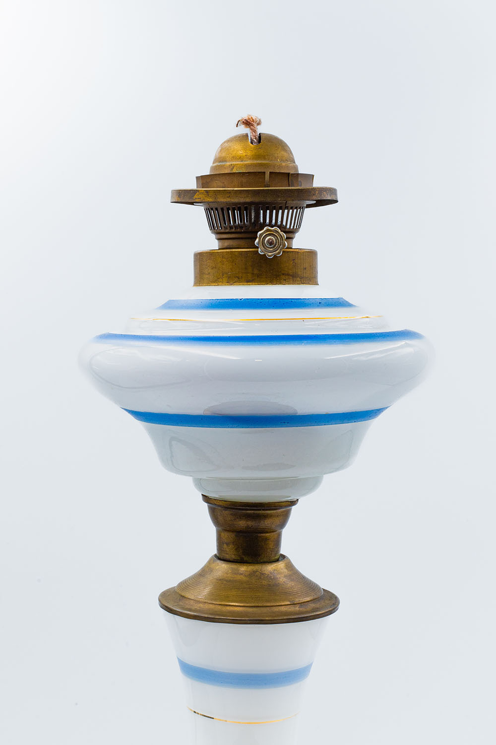 [В рабочем состоянии] Лампа керосиновая. Стекло, гутная работа, латунь, ропись ручная. Германия, 50-