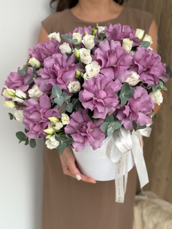 Роскошная композиция "Для Мамы" из французских сиреневых роз, нежной эустомы и эвкалипта от Флора Маркет