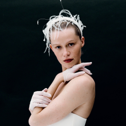 Ободок узкий с белыми перьями