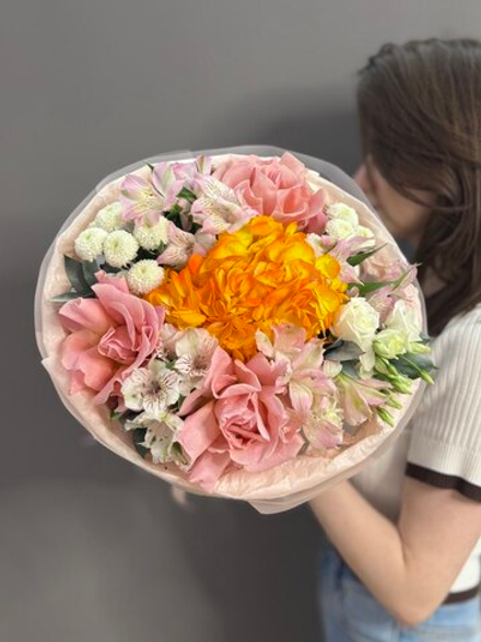 Авторский букет с оранжевой гортензией