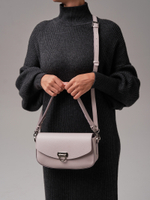 Сумка кожаная на плечо багет розовый дым