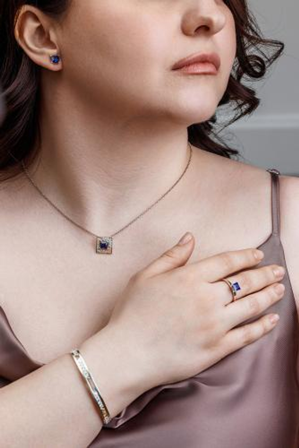 Кольцо сборное из серебра со вставками из выращенной синей шпинели и бесцветных фианитов