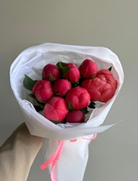 9 красных пионов