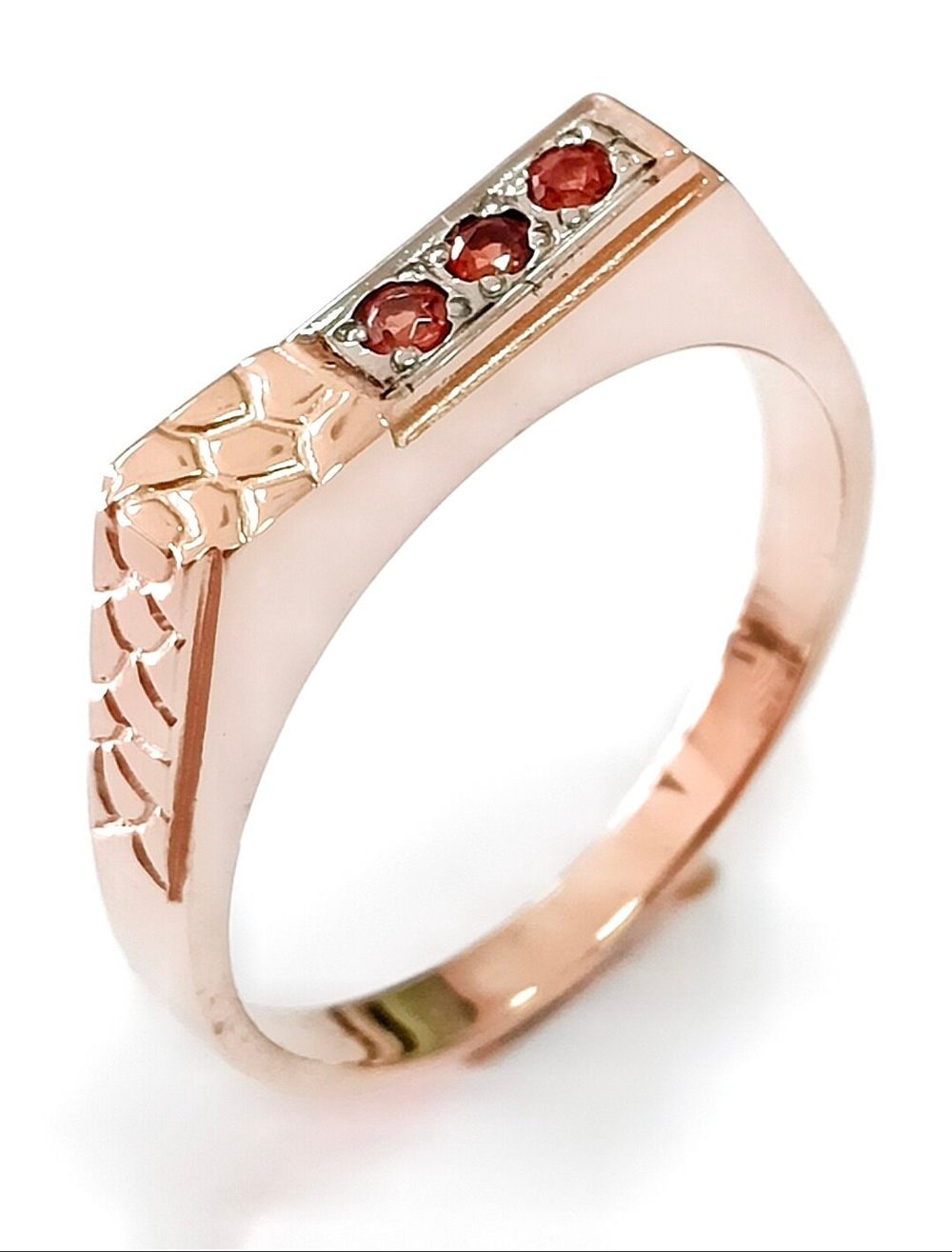 Ювелирное кольцо из серебра с позолотой,вставка гранат