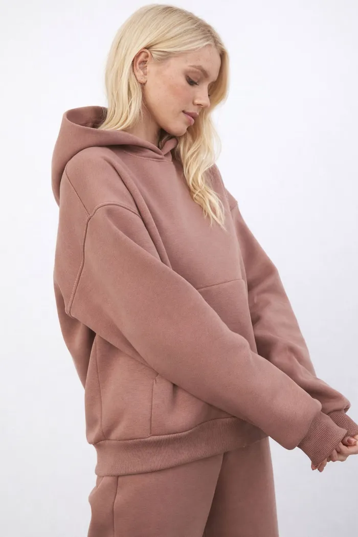 Утепленное худи свободного кроя цвета молочный шоколад
