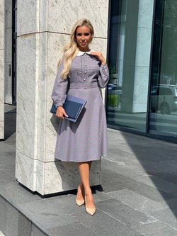 Платье гусиная лапка с белым воротничком из костюмной вискозы