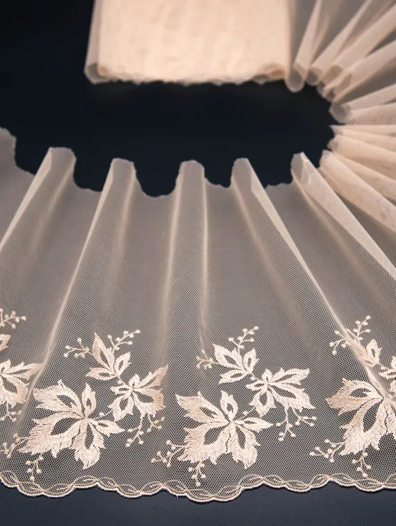 05-54 Вышивка на неэл. сетке 23 см, телесный (правая)