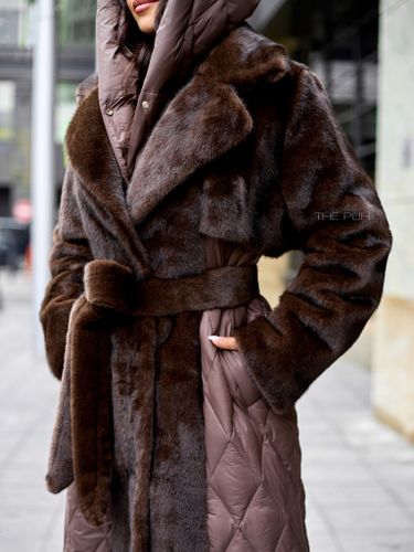 Шоколадный комбинированный пуховик с капюшоном и поясом