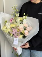 Букет сборный из кустовых пионовидных роз, диантусов, маттиолы и дельфиниума