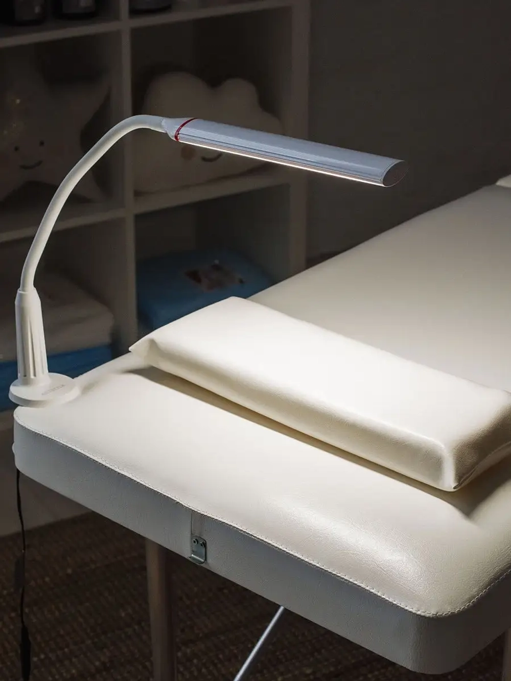 Лампа для наращивания ресниц бестеневая на кушетку
