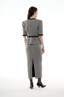 Жакет с объемными плечами и баской черно-белый