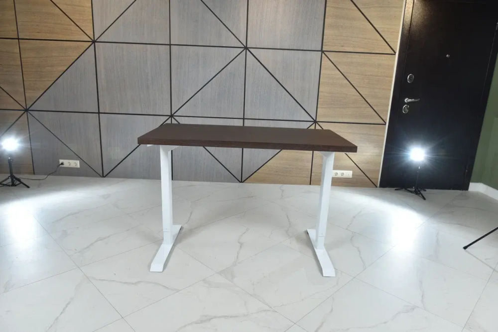 Регулируемый компьютерный стол Bazalt с регулировкой по высоте — столешница МДФ Венге