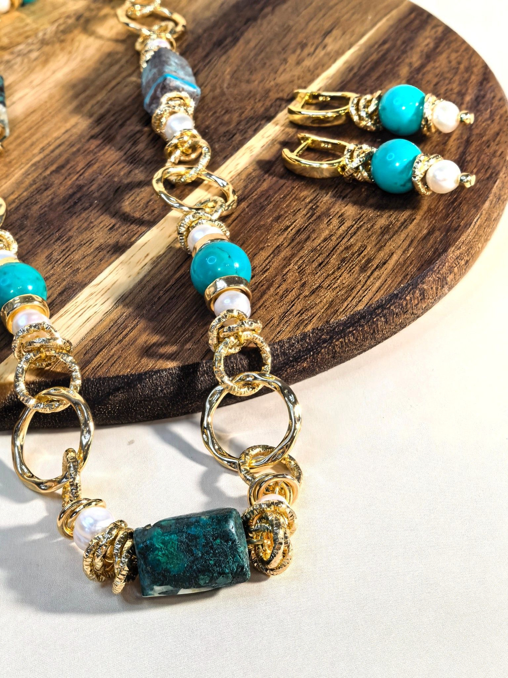 Комплект колье и серьги с хризоколлой