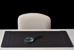 коричневая накладка для стола из кожи с боковыми клапанами