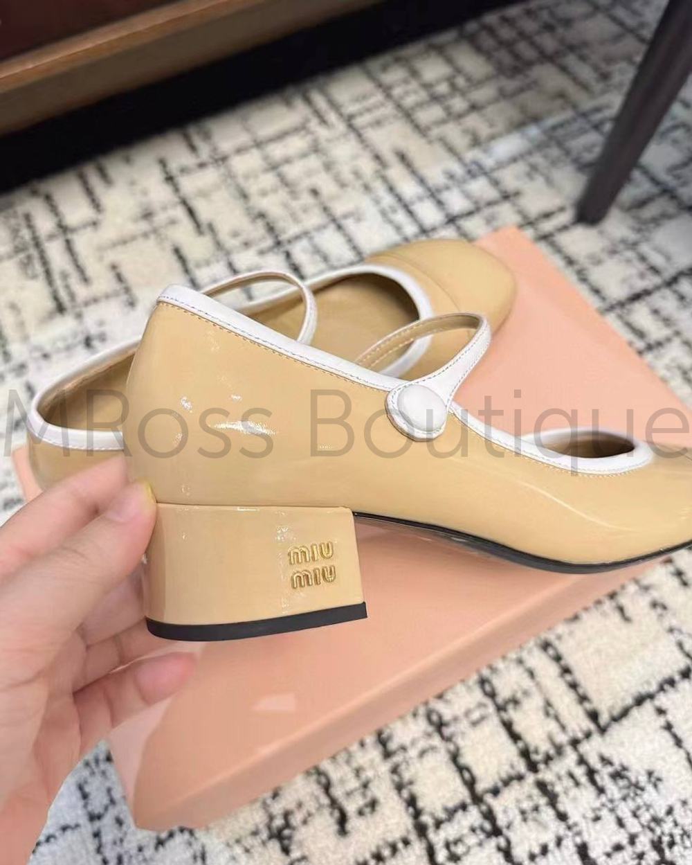 Женские туфли Miu Miu бежевого цвета с круглым носиком