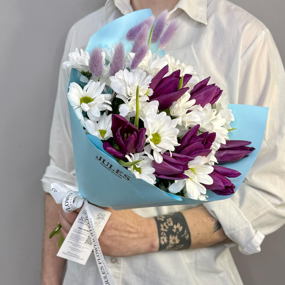 «Пурпурная дымка» букет из ромашек и тюльпанов