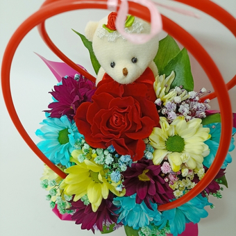 Композиция из розы, хризантемы и гипсофилы Цветы в сумочке с игрушкой 5
