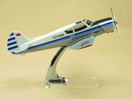 Модель самолета Як-18т (М1:30, Аэрофлот СССР-81399)