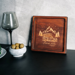 Деревянная менажница из кедра для подачи блюд и закусок с гравировкой "Never stop dreaming"