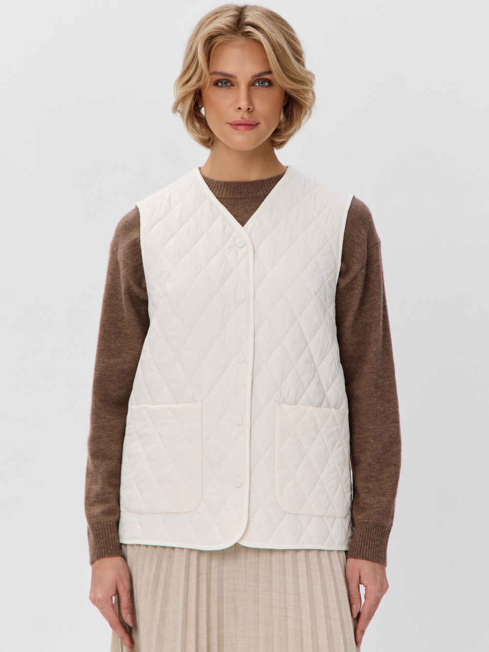 Легкий стеганый жилет с накладными карманами