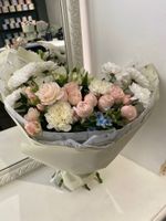 Сборный букет раскидистой формы с хризантемой и кустовой пионовидной розой в оформлении