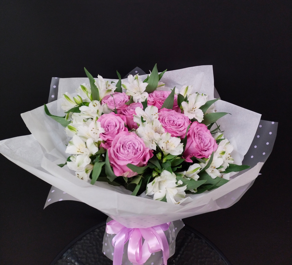 Букет роз с альстромерией