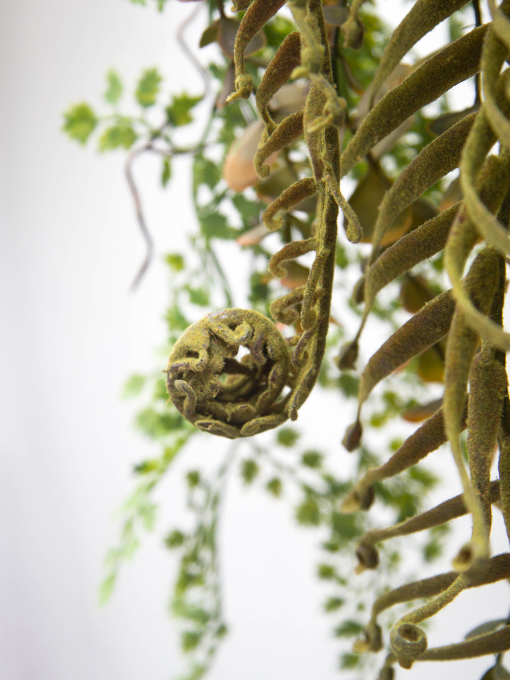 Панно с искусственными растениями