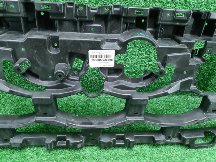 Кронштейн решетки радиатора Audi Q7 2 24-нв S-line