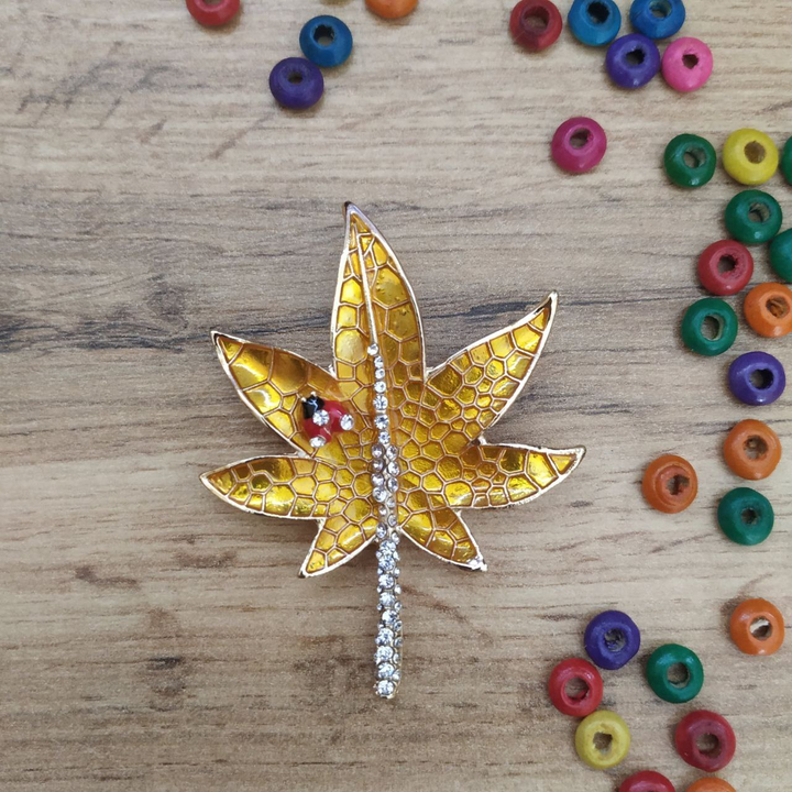 Брошь-кулон Канабис желтый с божьей коровкой со стразами эмаль цветная металл золотистый