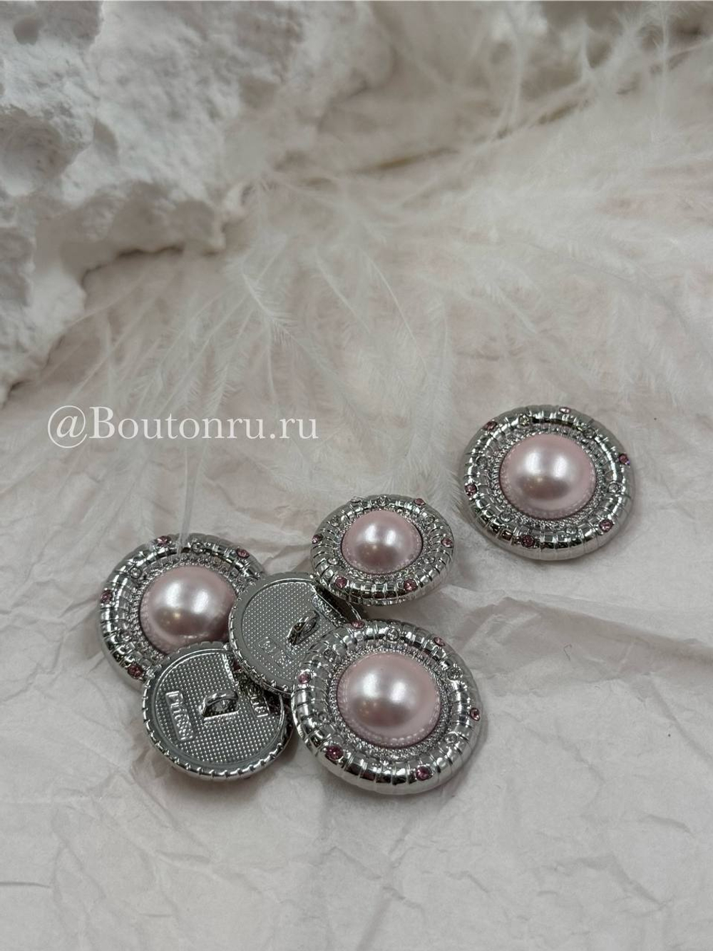 Пуговицы серебристые с нежно-розовым жемчугом и стразами