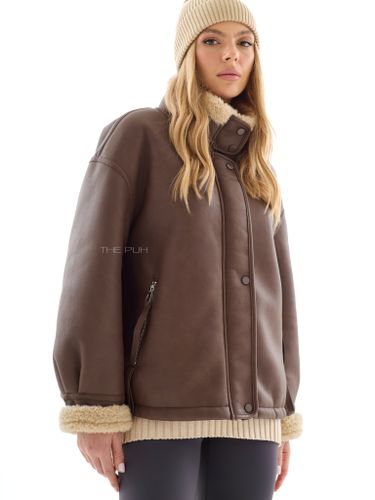 Коричневая дубленка с воротом-стойкой