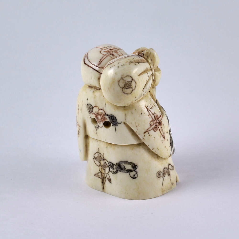 Нэцкэ Фукурокудзю с мешком через плечо и иероглифом Счастье