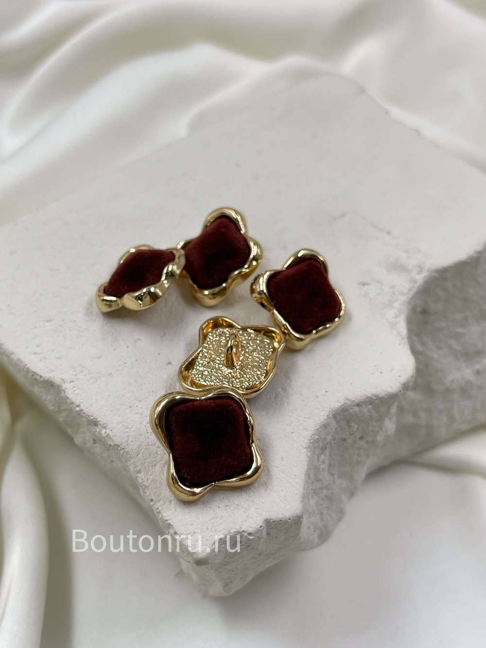 Пуговицы квадратные золотистые коричневый бархат