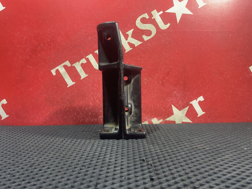 Кронштейн бампера переднего левый