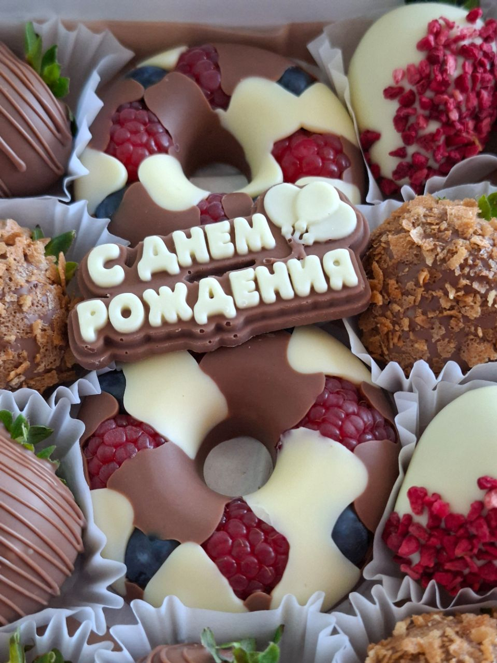 Клубника в шоколаде с шоколадными пончиками