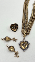 Серьги сердце со светло-серыми кристаллами по краю и ангел со стрелой, золото антик