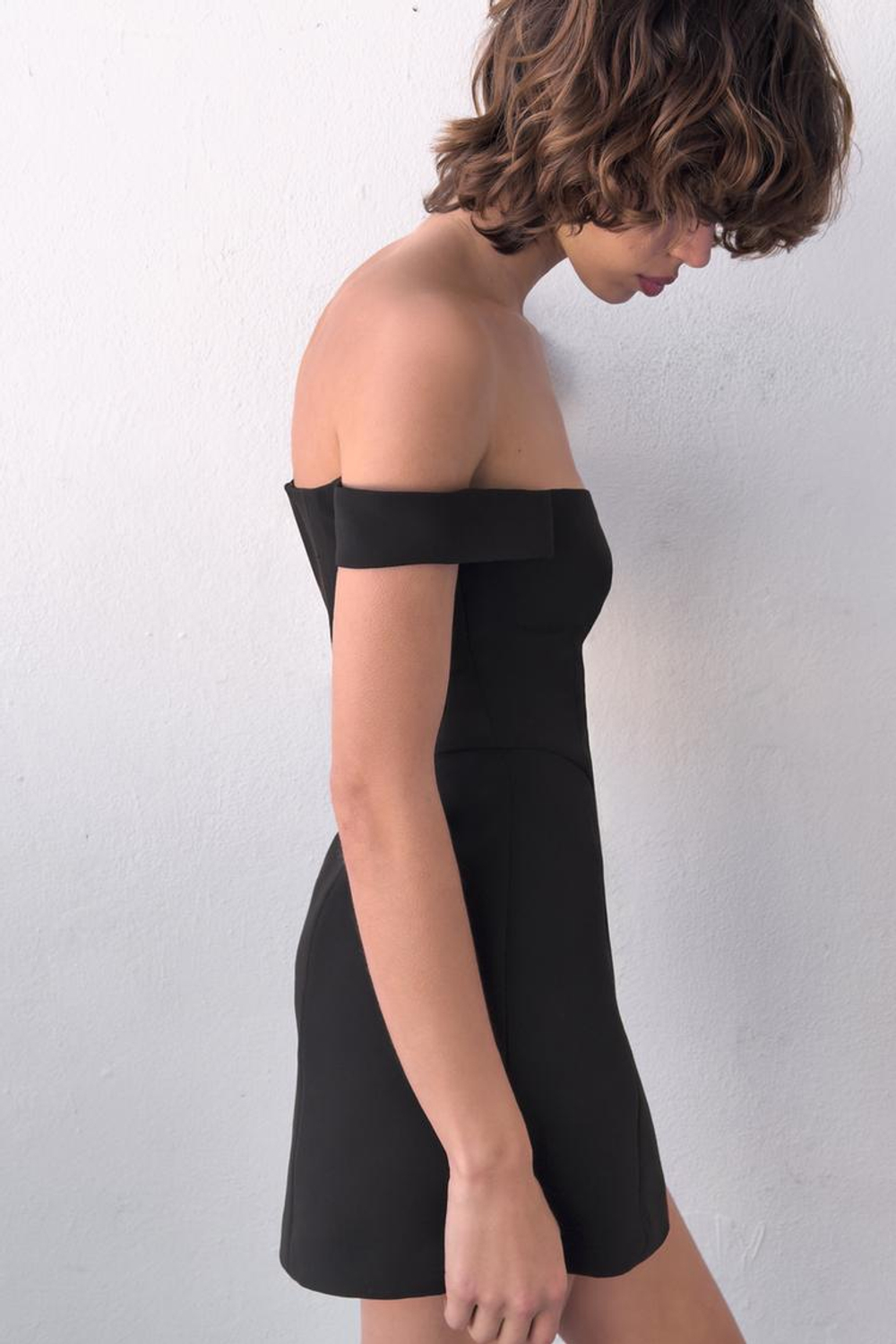 ZARA КОРОТКОЕ ОБЪЕМНОЕ ПЛАТЬЕ, ЧЕРНЫЙ