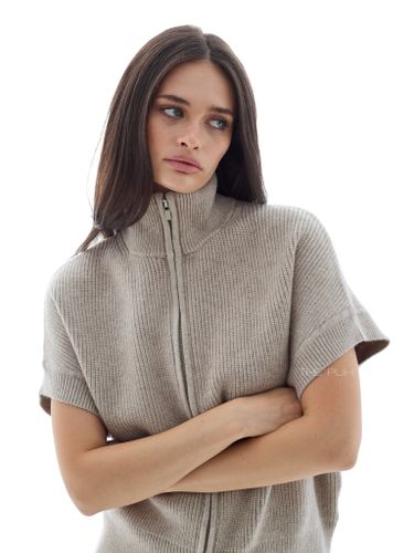 Бежевый трикотажный костюм с жилетом