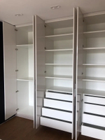 Глянцевый встроенный шкаф в современном стиле