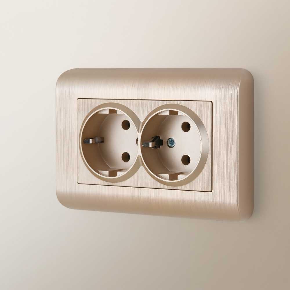 Розетка двойная с заземлением (шампань рифленый)