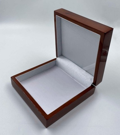 Футляр деревянный / лента в крышке, 113х117,2х43,5 мм