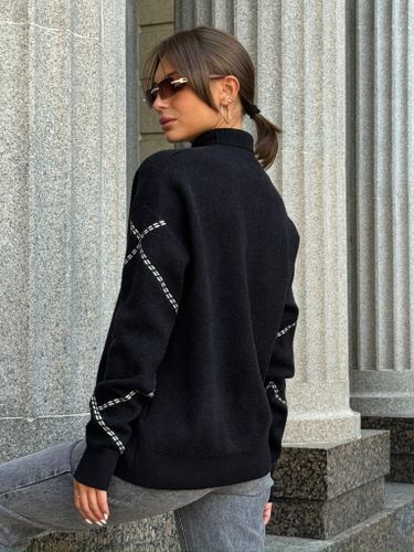 Черный свитер с узором на рукавах