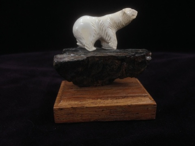 Медведь на скале