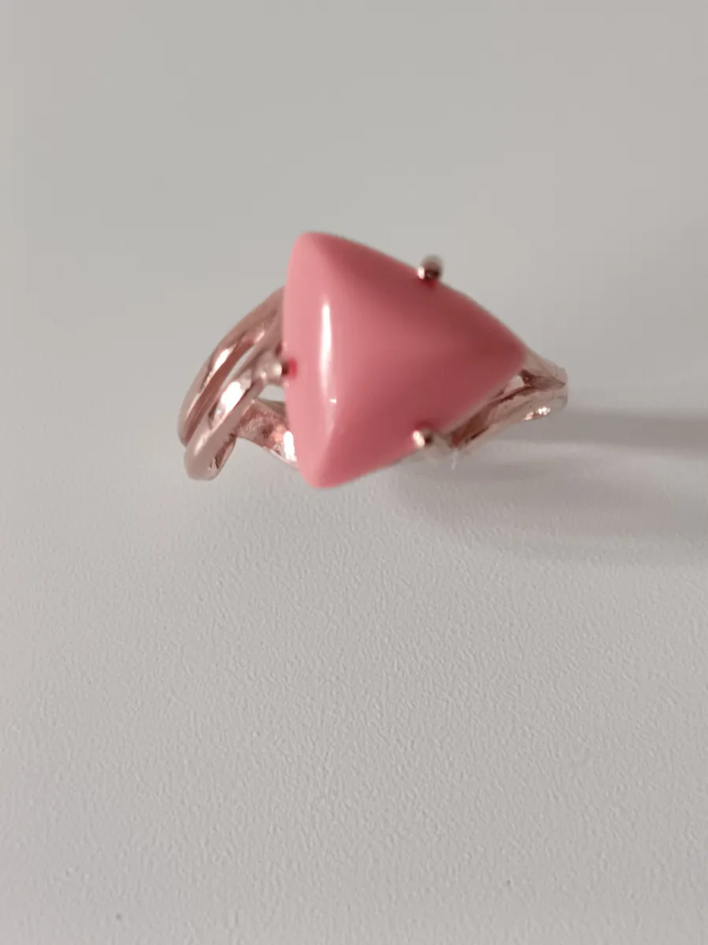 Кольцо бижутерное с кораллом прессованным