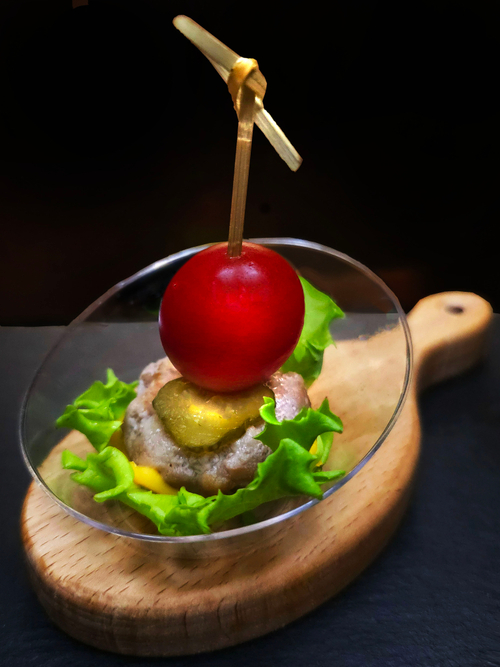 Канапе с мини куриной оладушкой и сыром