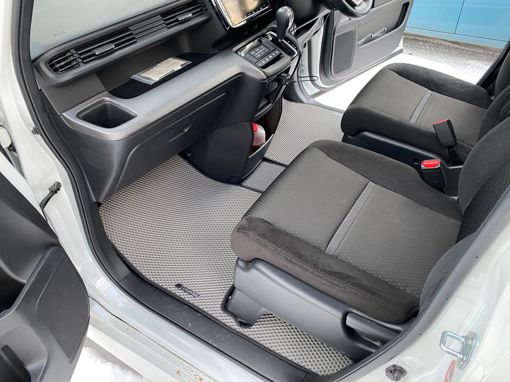 Honda Stepwgn 5 поколение RP4 (04.2015 - 08.2017 - н.в.) 8 мест, цельный диван во 2-м ряду