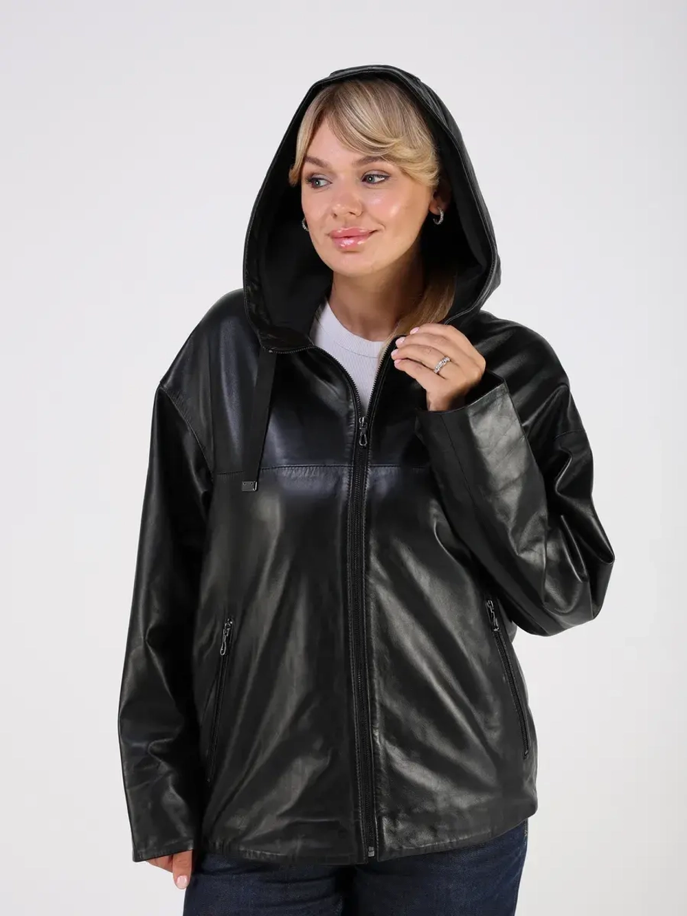 Кожаная куртка демисезонная с капюшоном короткая