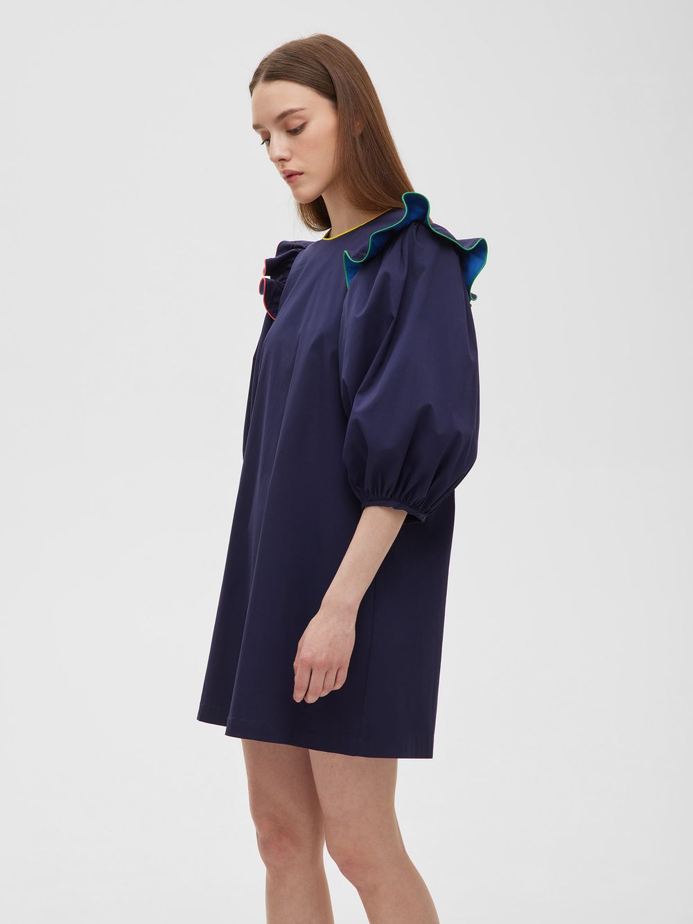 Платье с воланами темно-синего цвета с разноцветной отделкой